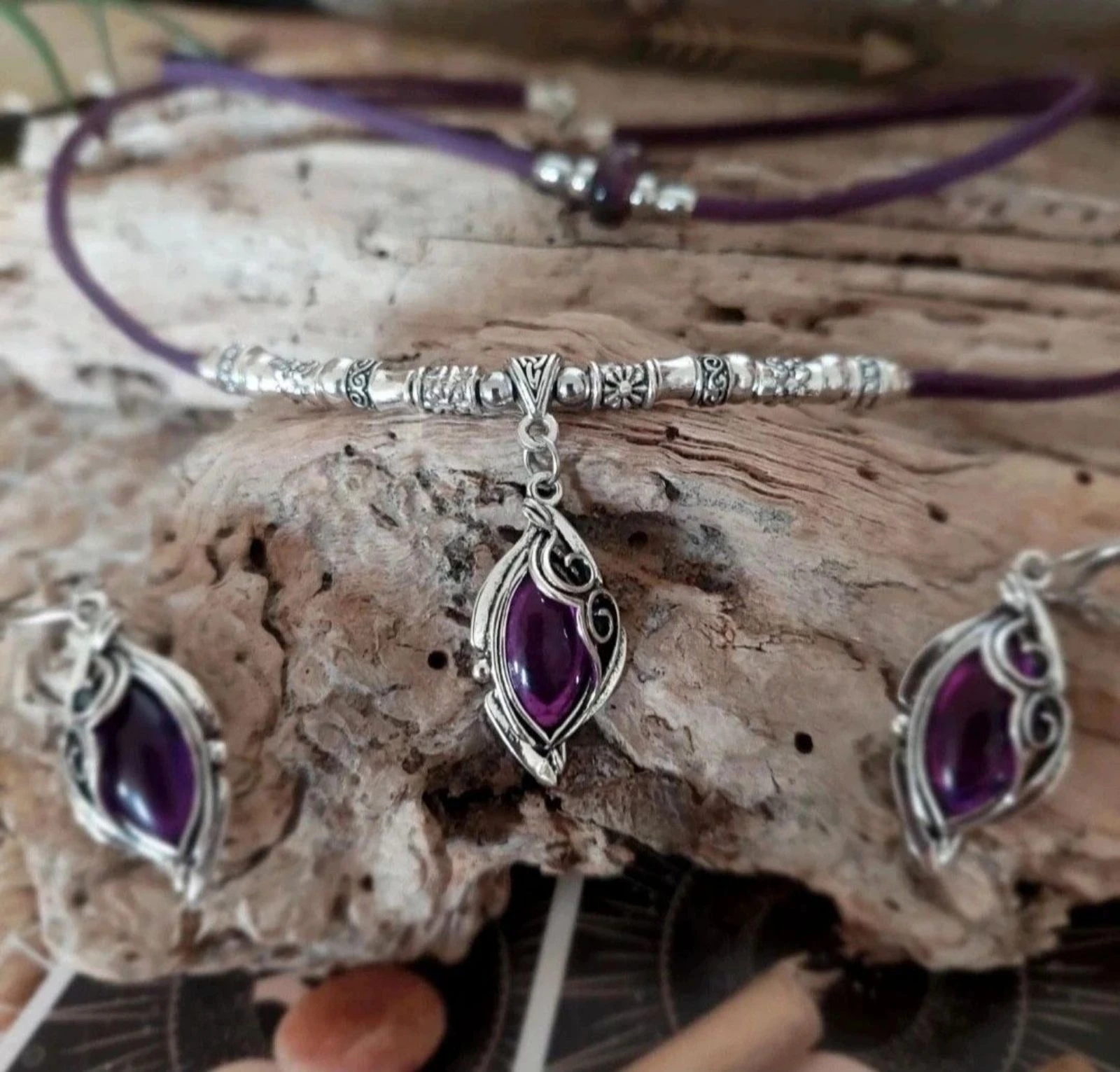 Parure boho místico de dos hilos con cabujón de espiral de resina translúcida violeta – photo 9